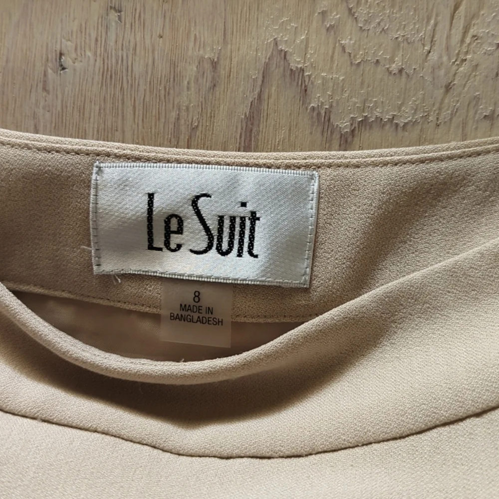 Le Suit Crepe Flounce Beige Skirt size 8